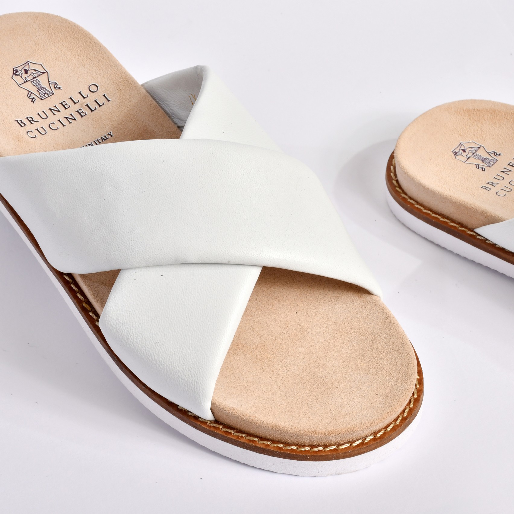 Claquettes croisées en daim lavé